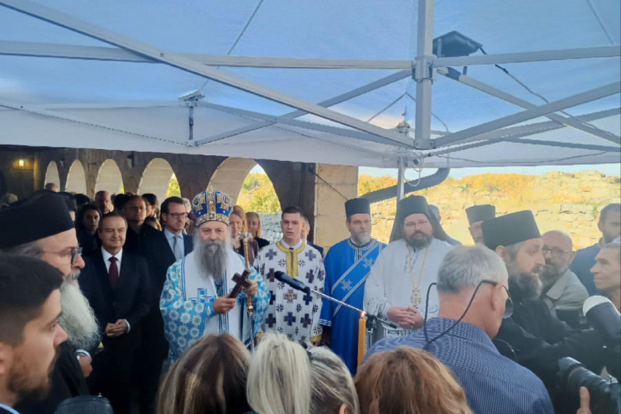 KOLONE VERNIKA NA KALEMEGDANU! Patrijarh služi liturgiju povodom velikog praznika - SVETE PETKE! (FOTO, VIDEO)