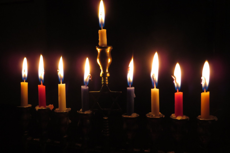 JEVREJI SLAVE HANUKU, PRAZNIK SVETLOSTI: Pale sveće u posebnom svećnjaku  i pripremaju krofne