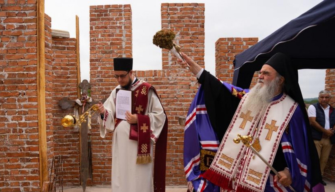 NOVO MESTO SABRANJA U RASINSKOM KRAJU: Veliki broj najmlađih vernika uveličao svečani čin osvećenja temelja novog hrama u Obrežu