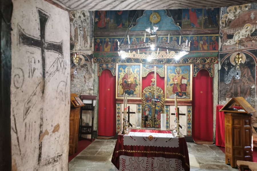 KANDILO KOJE SE NIJE GASILO VIŠE OD PET VEKOVA: Manastir Nikolje poznat je po brojnim čudima, među kojima je i viševekovno sveto drvo koje isceljuje