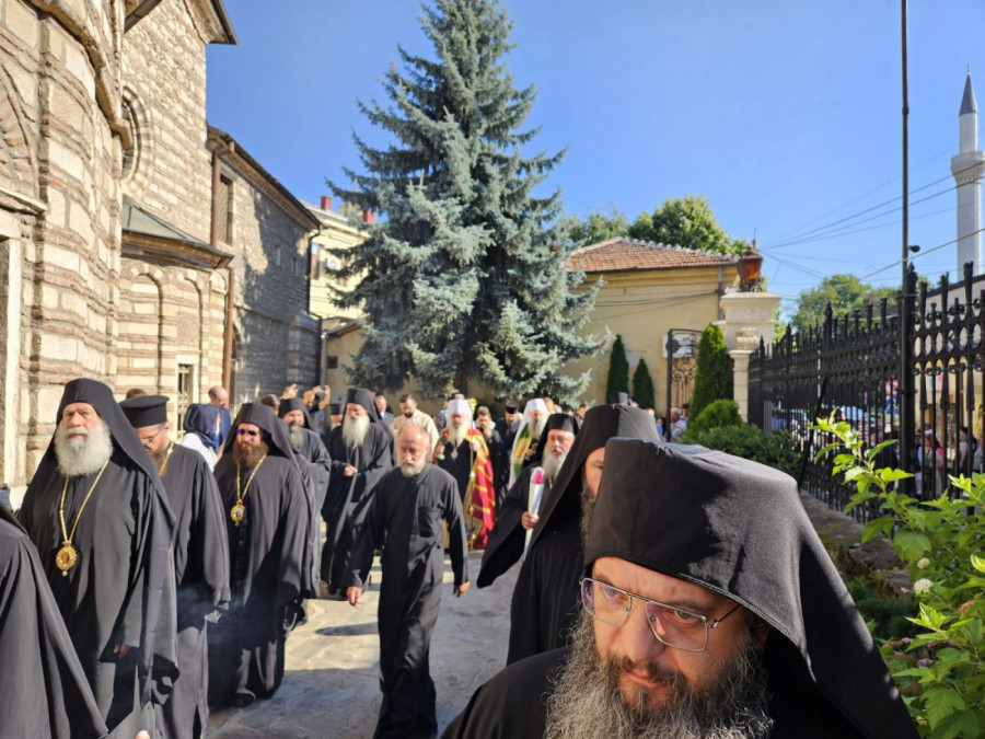 Arhijereri i monaštvo ispred Hrama Svetog Dimitrija u Bitolju