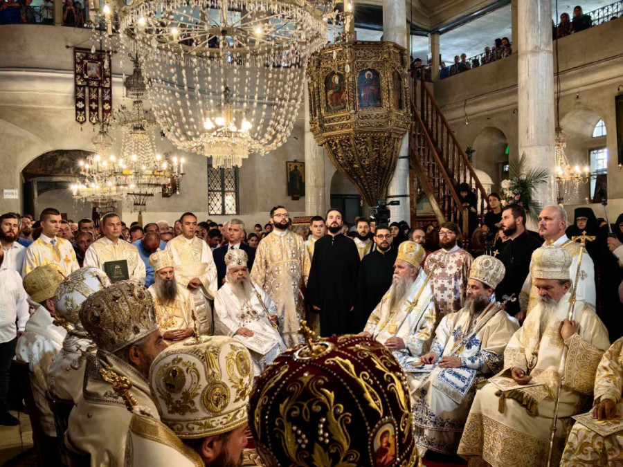 Liturgiju su služili patrijarh srpsko Porfirije i arhiepiskop ohridski i makedonski Stefana, uz sasluženje mnogih visokopreosvećenih i preosvećenih arhijereja