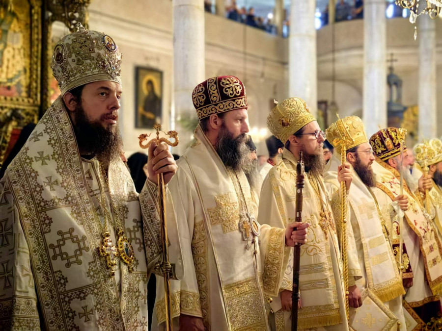 Liturgiju su služili patrijarh srpsko Porfirije i arhiepiskop ohridski i makedonski Stefana, uz sasluženje mnogih visokopreosvećenih i preosvećenih arhijereja