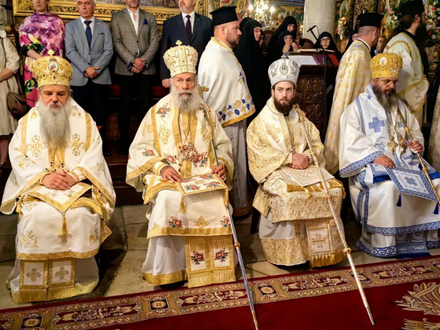 Liturgiju su služili patrijarh srpsko Porfirije i arhiepiskop ohridski i makedonski Stefana, uz sasluženje mnogih visokopreosvećenih i preosvećenih arhijereja