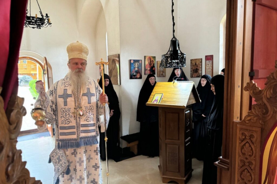 ZASIJALA SVETLOST DUHA NA KOSOVU I METOHIJI: Vladika Teodosije služio liturgiju u manastiru Brnjak, obnovljenom na njegov zahtev