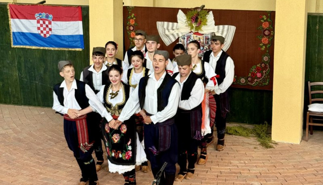 ČUVARI TRADICIJE BARANJSKIH SRBA U HRVATSKOJ: Lepota različitosti zasijala na Ivanjdanskim susretima u Belom Manastiru