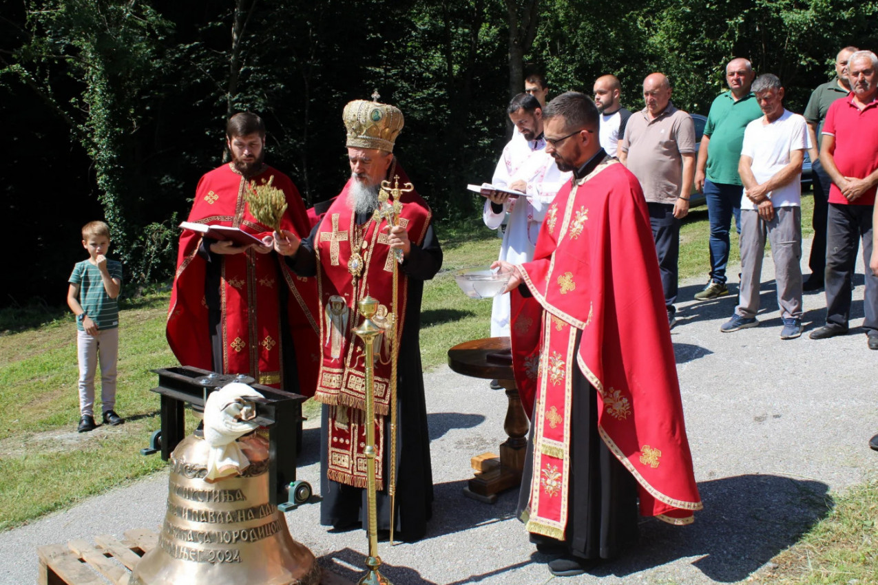 OBNOVLJEN ŽIVOT U PUSTINJI: Vladika mileševski Atanasije osveštao zvono u manastiru posvećenom Svetom Petru i Pavlu, pored Prijepolja