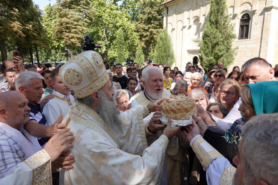 DUHOVNA SVEČANOST U PRESTONICI: Patrijarh Porfirije na Petrovdan bogoslužio u hramu Svetih apostola Petra i Pavla na Topčideru