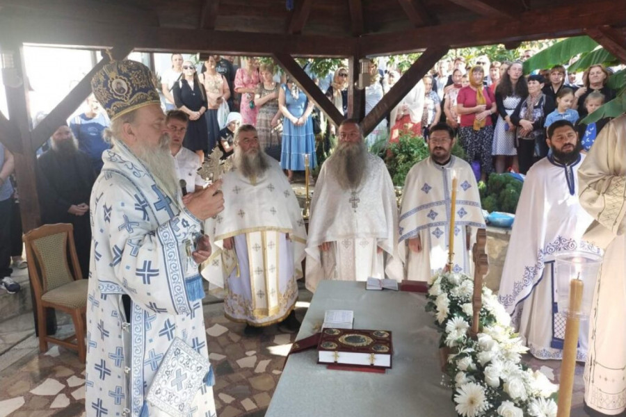 NA MANASTIRSKOJ SLAVI U ZOČIŠTU NA KOSMETU, VLADIKA TEODOSIJE PORUČIO: Sabirajući se na ovakvim mestima, najbolje svedočimo ko smo i kome pripadaju ove svetinje