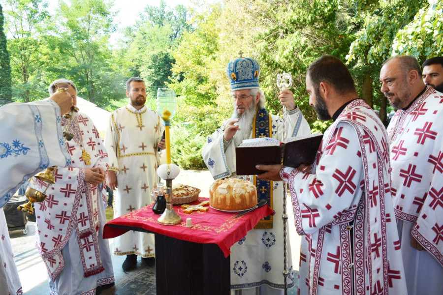 NA SLAVI ZAJEDNICE ZA REHABILITACIJU OBOLELIH OD BOLESTI ZAVISNOSTI, VLADIKA JOVAN PORUČIO: Mi, kršteni ljudi, ne bismo smeli da zamenimo oca i majku nekakvim brojevima