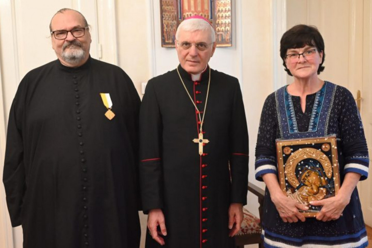 SVEČANA DODELA PRIZNANJA U APOSTOLSKOJ NUNCIJATURI U BEOGRADU: Ikona Blažene Djevice Marije i medaljon Svetog Jovana Pavla II za požrtvovanost u službi