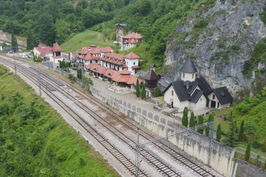 SVETINJA U KOJOJ ČUDA NISU RETKOST, NEGO SVAKODNEVNICA: Meštani svedoče da u Manastir Kumanica ljudi dolaze u kolicima, da bi nakon pročitanih molitvi stali na svoje noge