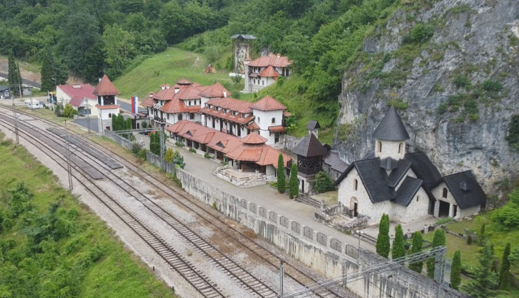 SVETINJA U KOJOJ ČUDA NISU RETKOST, NEGO SVAKODNEVNICA: Meštani svedoče da u Manastir Kumanica ljudi dolaze u kolicima, da bi nakon pročitanih molitvi stali na svoje noge