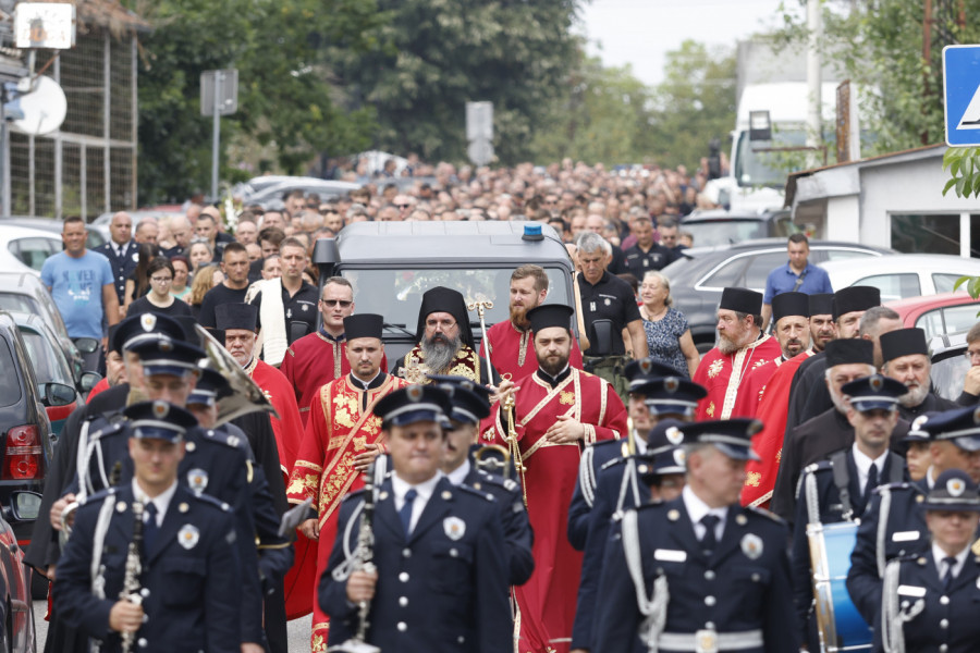 ODJEK SLOVA VLADIKE JEROTEJA NA OPELU POSTRADALOM POLICAJCU KRSMANOVIĆU: Pucnji u Nikolu i Vjekoslava su pucnji u svakog od nas!