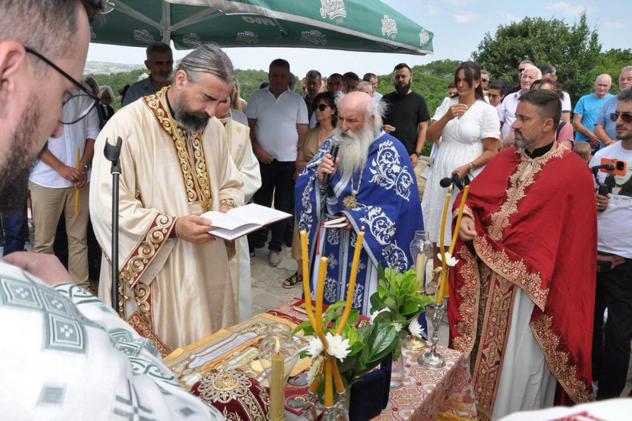 POGLEDAJTE KAKO IZGLEDA OSVEĆENJE HRAMA: Vladika Metodije osveštao obnovljenu Crkvu Svetog Jovana Krstitelja u Tupanima pored Nikšića