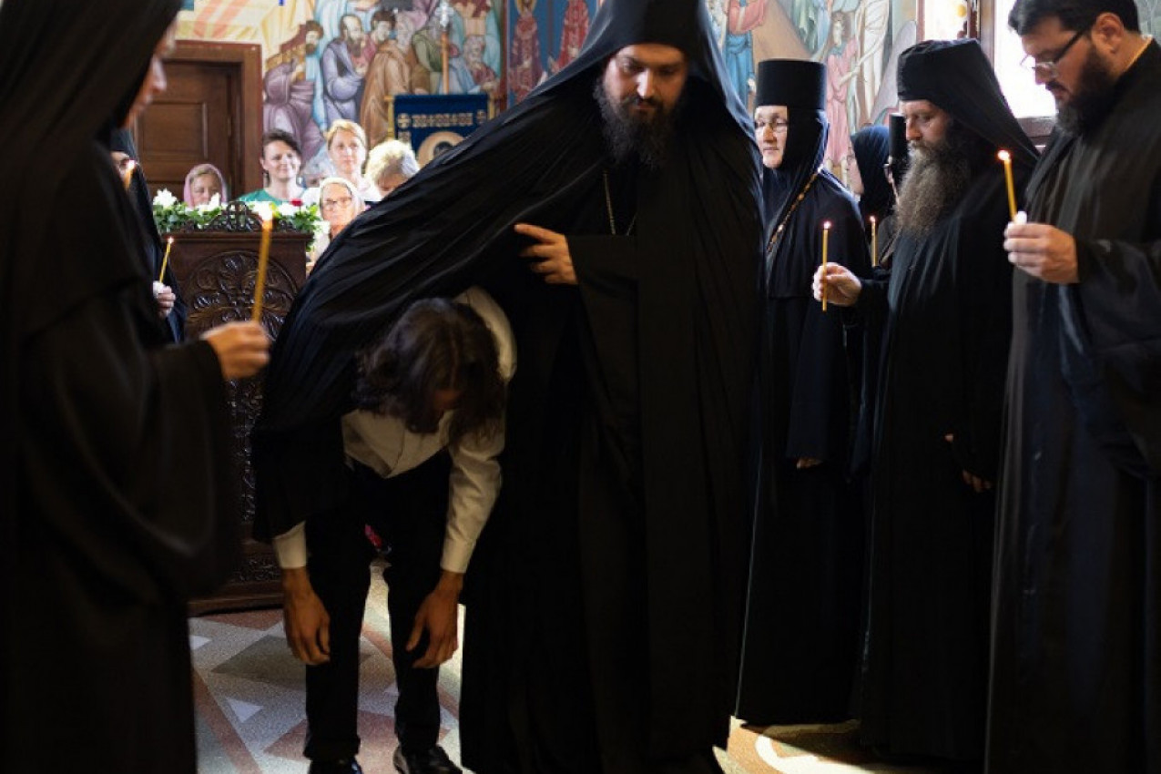 POGLEDAJTE KAKO IZGLEDAJU RUKOPOLOŽENJE I MONAŠENJE: Dvostruka blagodat izlila na svetu obitelj Manastira Denkovac (FOTO GALERIJA)