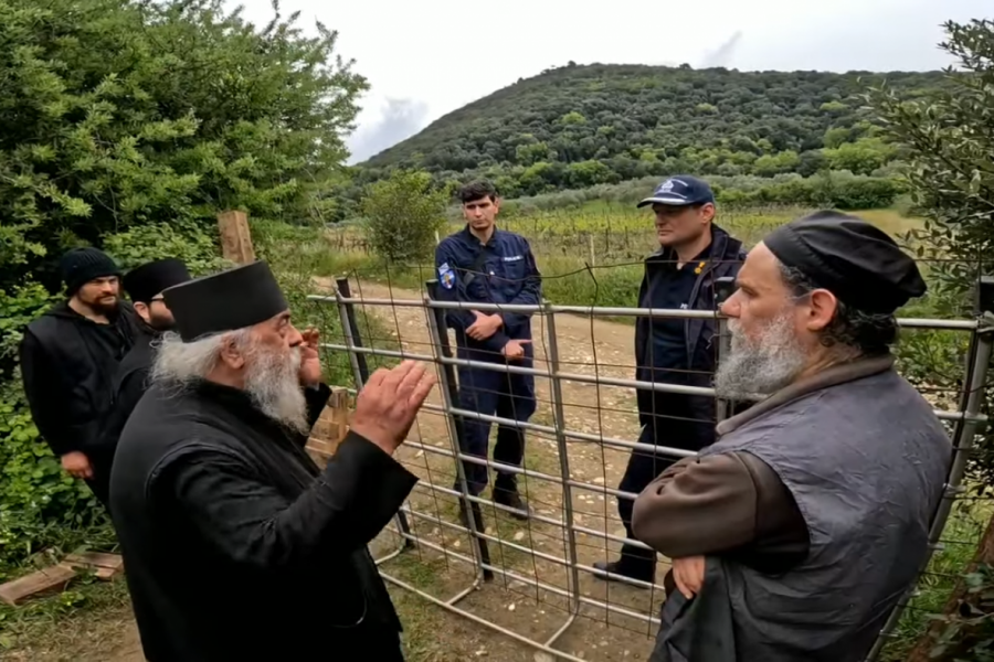 NA SVETOJ GORI SVE NAPETIJE, IGUMAN MEFODIJE PORUČUJE: Ako Micotakis želi da napravi masakr, neka to uradi, mi se ne predajemo!