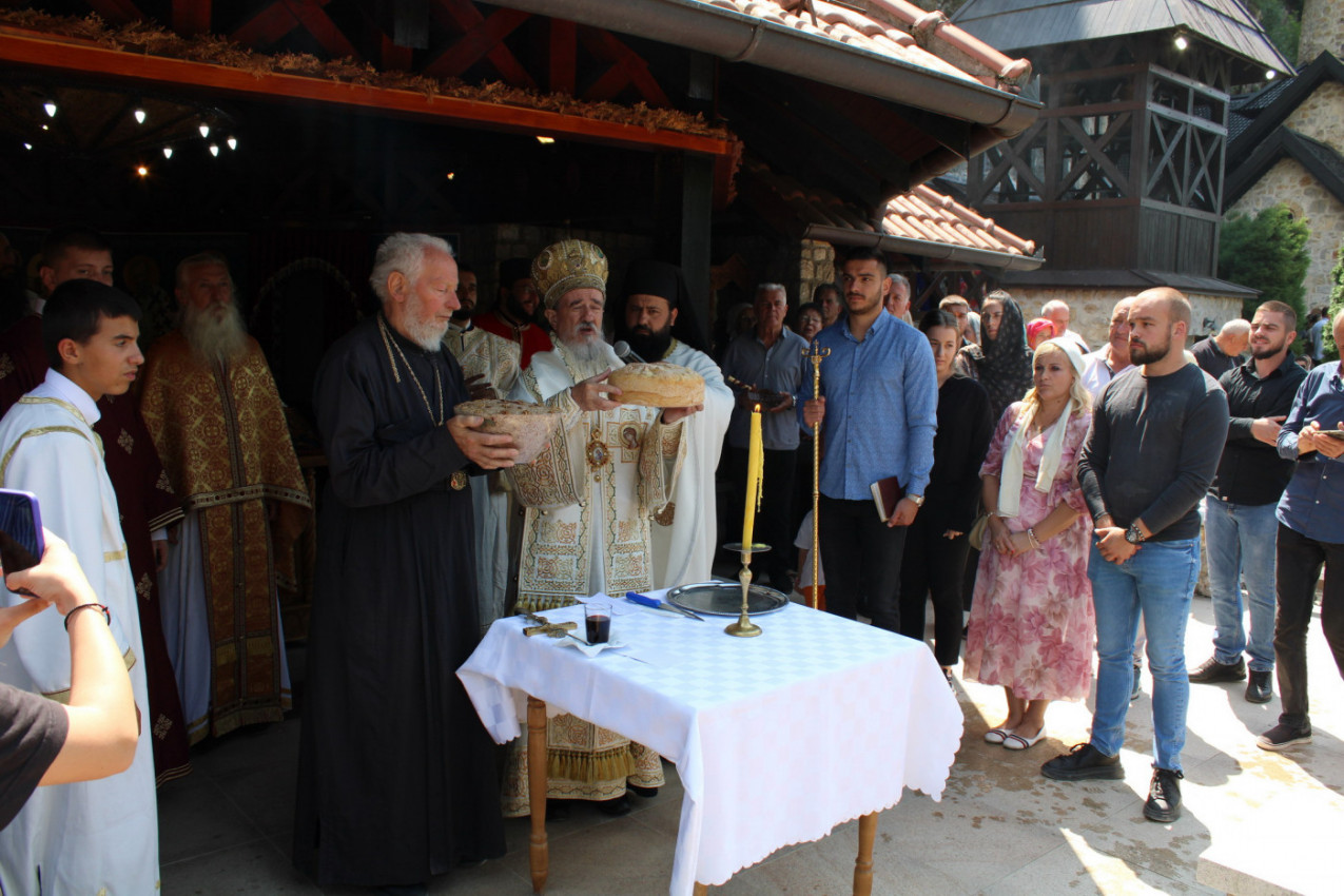 CRKVENO-NARODNI SABOR U DOLINI LIMA: Manastir Kumanica proslavio svoju slavu - Svetog Arhangela Gavrila (FOTO GALERIJA)