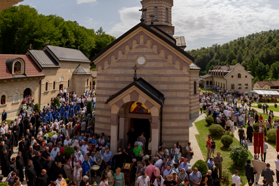 VELIKO SABRANJE NA SEVERU REPUBLIKE SRPSKE: Hiljade vernika okupilo se u Manastiru Osovica na praznik Čudotvorne ikone Trojeručice