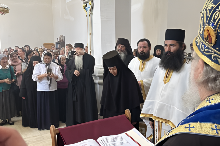 MOLITVENO JEDINSTVO PROŠLOSTI I BUDUĆNOSTI: Posle parastosa usnuloj igumaniji Manastira Beočin vladika Vasilije rukoproizveo njenu naslednicu