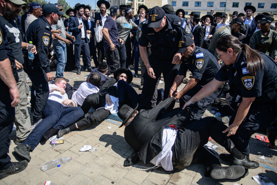 DRAMATIČNE SCENE NA IZRAELSKIM ULICAMA: Sukob policije sa ortodoksnim Jevrejima koji se protive mobilizaciji