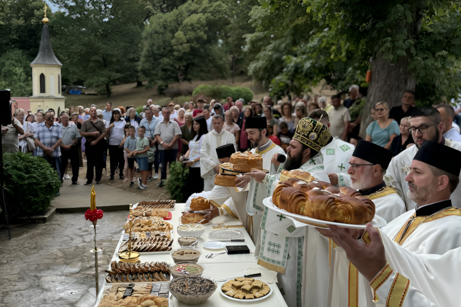 SVETLOST PRAVOSLAVLJA U VUKOVARU: U porti Crkve Svete Petke narodnim sabranjem obeležena hramovna slava