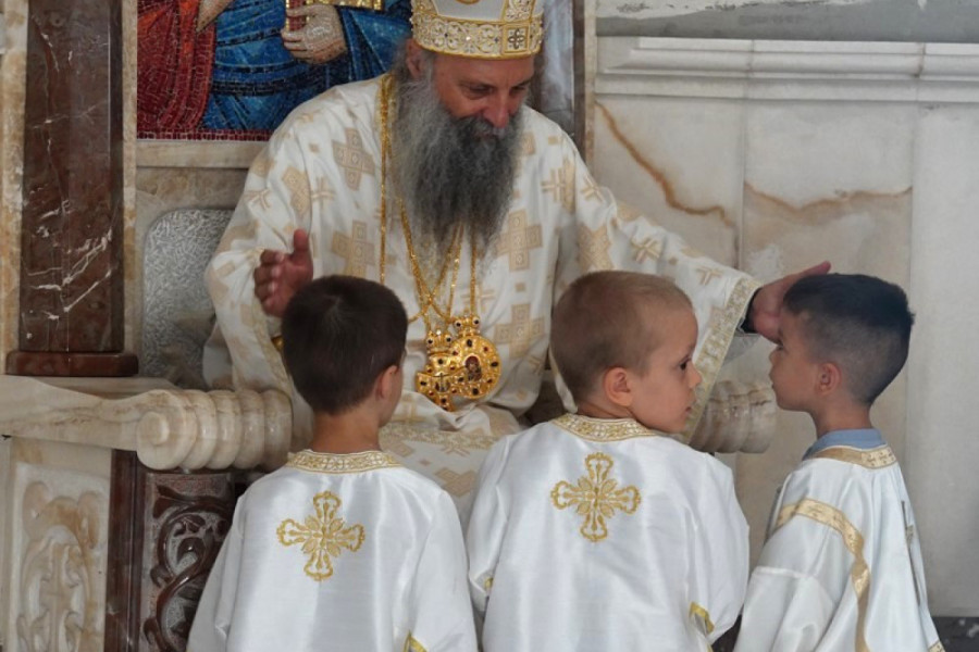 PATRIJARH PORFIRIJE DONEO BLAGOSLOV NOVOM BEOGRADU: Poglavar SPC služio Arhijerejsku liturgiju u Hramu Svetog Simeona Mirotočivog