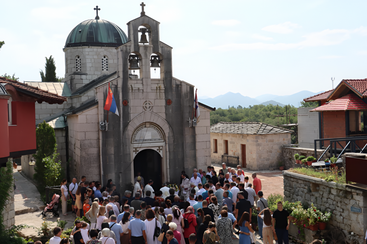 HILJADE VERNIKA NA SLAVI SVETINJE U KOJOJ SE SVETI VASILIJE OSTROŠKI PODVIZAVAO: Vladika Dimitrije služio liturgiju u Manastiru Tvrdoš pored Trebinja