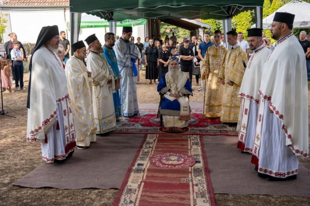 DVA VEKA CRKVE USPENJA PRESVETE BOGORODICE U VARVARINU: Arhijerejska liturgija, litija, slavski kolač i trpeza ljubavi obeležili ovaj veličanstveni skup