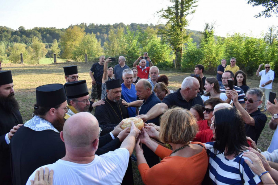 DIRLJIVE SCENE U HRVATSKOJ KOJE KIDAJU SRCE: Molitve i slavski kolač na livadi kod crkvišta porušenog hrama na granici Korduna i Banije