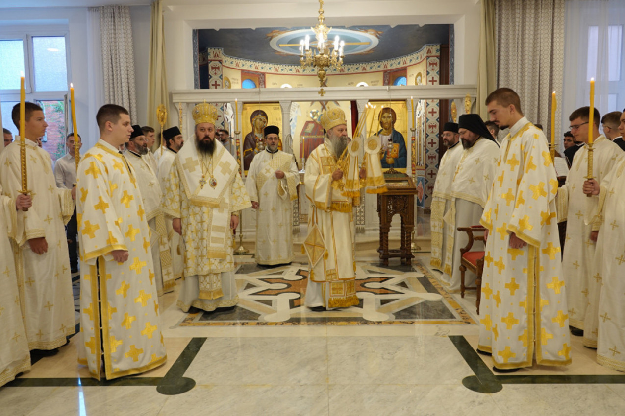 DUHOVNA SVEČANOST POVODOM POČETKA NOVE ŠKOLSKE GODINE: Patrijarh Porfirije obišao obnovljenu Bogosloviju Svetog Save i blagoslovio učenike