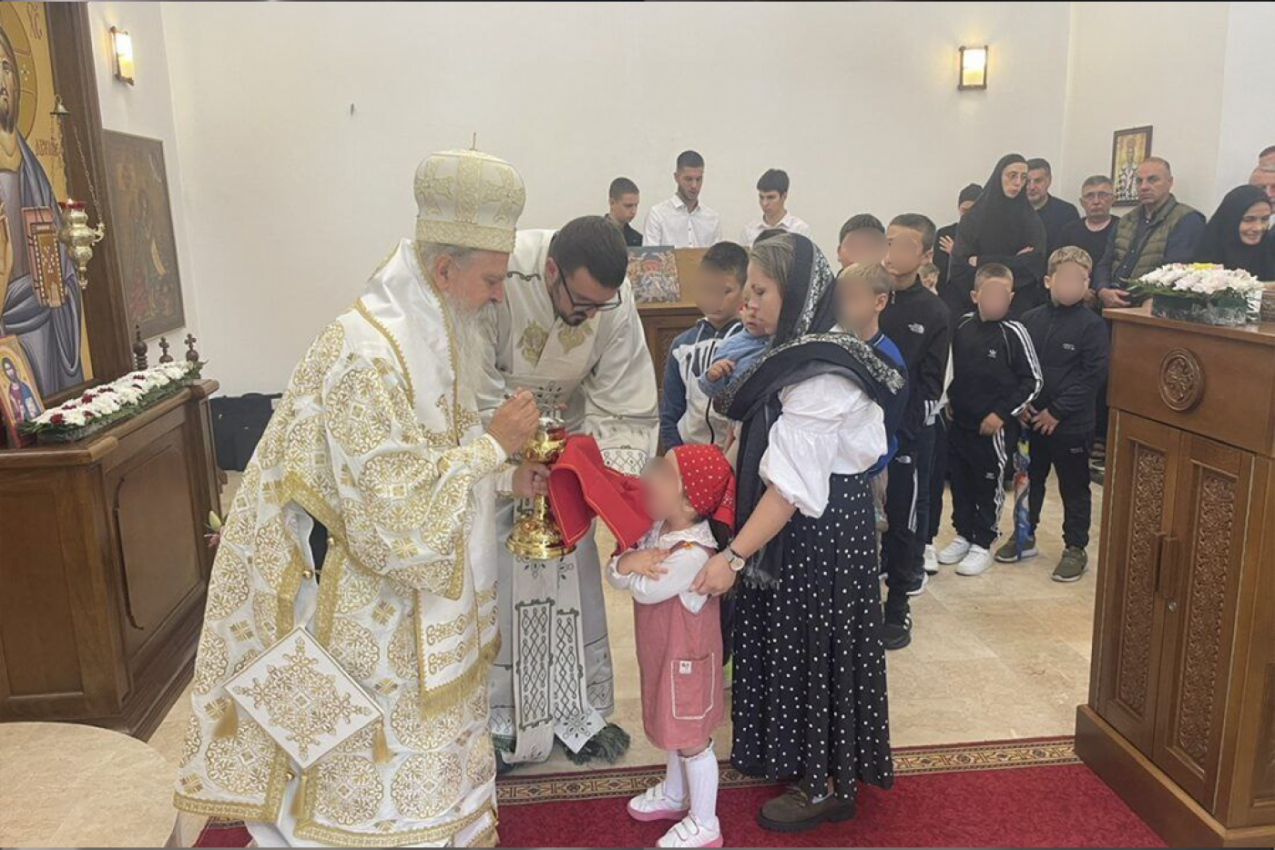 VELIKO SABRANJE U SRCU KOSMETA VRAĆA NADU U TEŠKIM VREMENIMA: Dečiji osmesi osvetlili hramovnu slavu u Peći