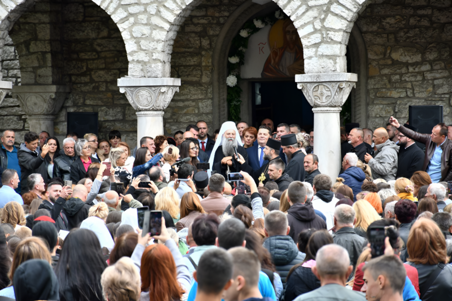 UOČI VELIKOG DANA, HILJADE VERNIH U REPUBLICI SRPSKOJ DOČEKALO PATRIJARHA PORFIRIJA: Drevni Manastir Rmanj zasijao u blagoslovu  i molitvi