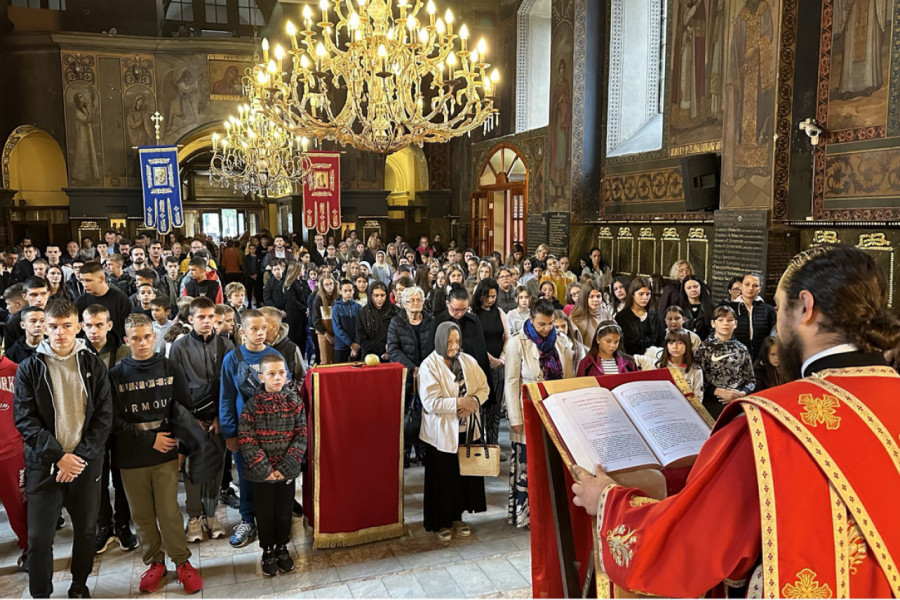 BLAGOSLOV ZA USPEH U ŠKOLI: Vladika Jerotej ujedinio  generacije u molitvi za novu školsku godinu