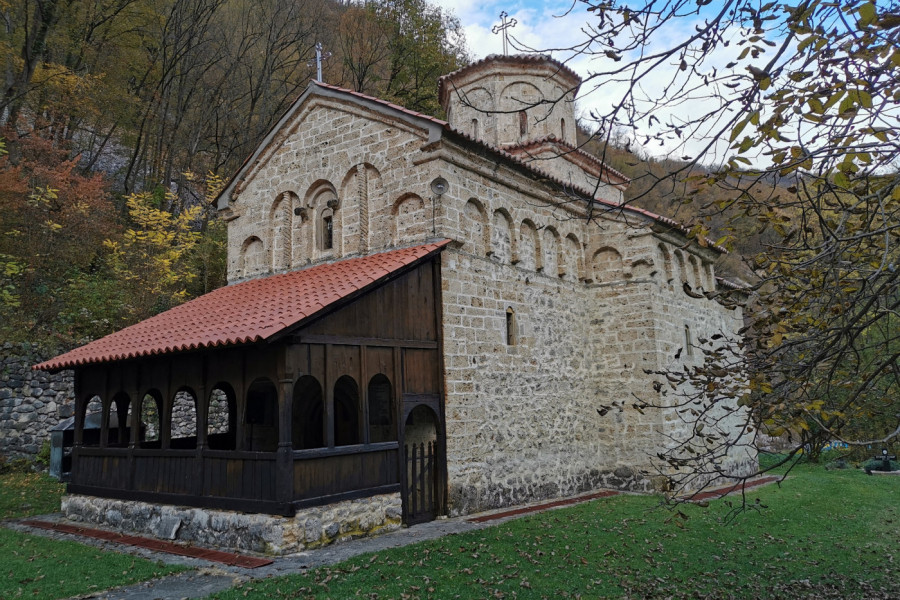 SVETINJA KOJA JE KROZ VEKOVE RUŠENA, ALI SE UVEK IZ PEPELA PODIZALA: Manastir Klisura, neuništivi dragulj koji čuva velike relikvije