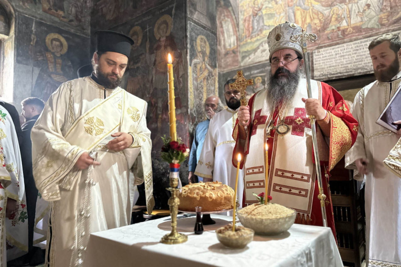 SLAVA JEDNOG OD NAJSTARIJIH SRPSKIH MANASTIRA: Vladika Jerotej služio Liturgiju u Tronoši i podsetio vernike da radost dolazi kada živimo po Jevanđelju