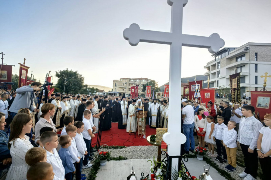 VELIKO DUHOVNO SLAVLJE U SRCU BOKE KOTORSKE: Patrijarh Porfirije osveštao krst buduće saborne crkve u Bijeloj