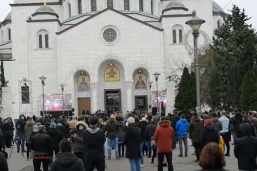 DA LI TREBA CELIVATI VRATA CRKVE PRE ULASKA? Evo kako se pravilno ulazi u pravoslavni hram