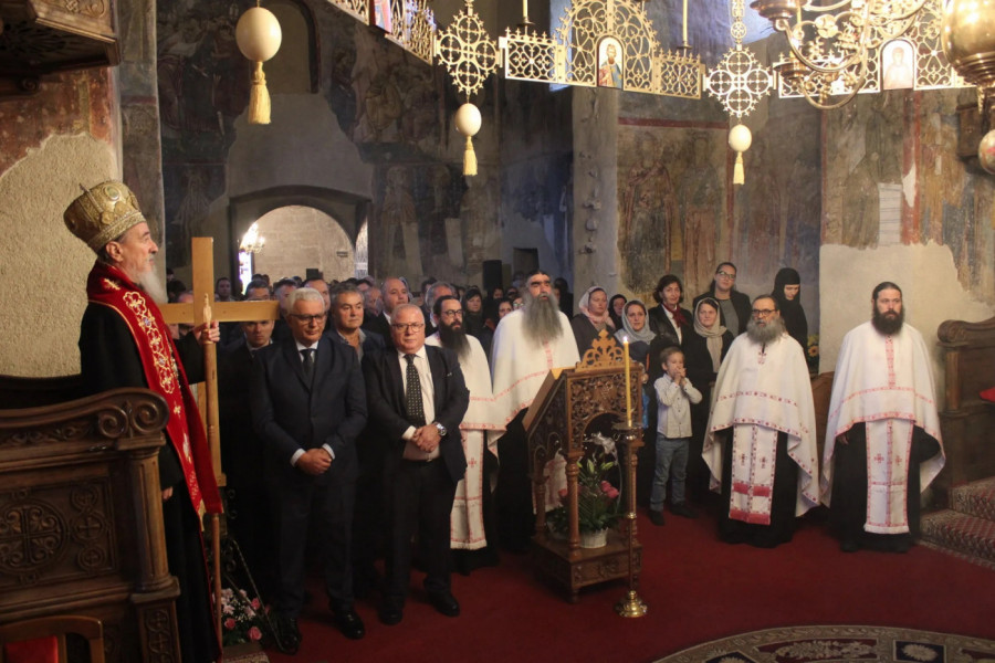 U navečerke Svetog kralja Vladislava, mitropolit mileševski Atanasije služio je večernje sa petohlebnicom u Spasovoj crkvi Manastira Mileševa
