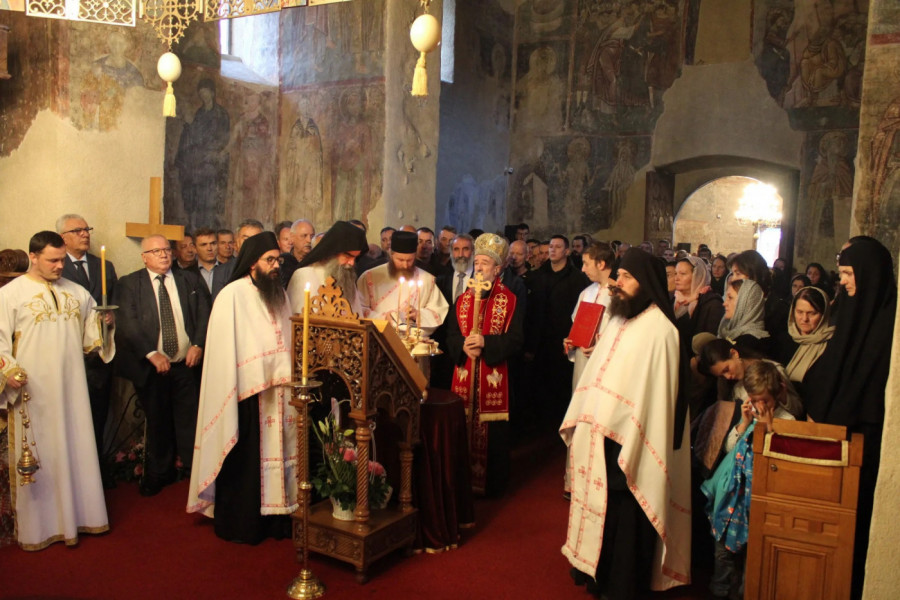 Večernje sa petohlebnicom služio je mitropolit Atanasije