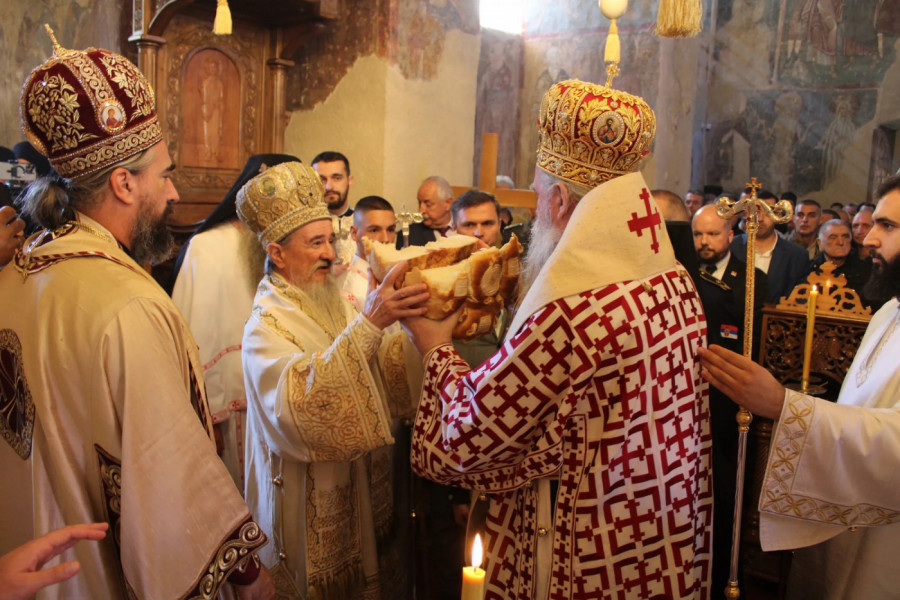 Mitropolit crnogorsko-primorski Joanikije i mtropolit mileševski Atanasije lome slavski kolač