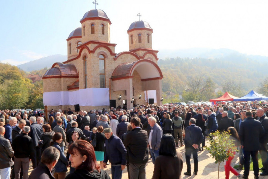 DUHOVNA SVETLOST OBASJALA RUDO: Mitropolit Hrizostom osveštao Hram Svetog Vasilija Ostroškog i dobročiniteljima dodelio crkvena odlikovanja i povelje