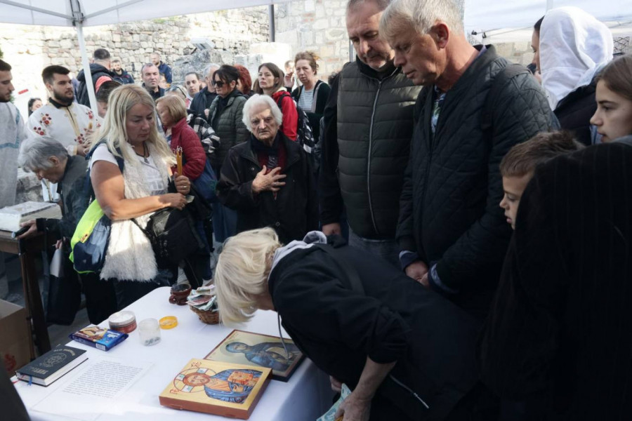 NEVEROVATNA SCENA ISPRED KAPELE SVETE PETKE NA KALEMEGDANU! Vernici se okupljali celu noć: "Ona je naša zaštitnica" (FOTO)