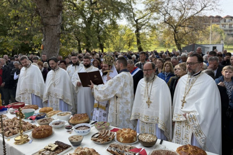 ČUVARI PRAVOSLAVLJA U VUKOVARU: Na praynik Svete Petke osveštani temelji nove crkveno-narodne sale