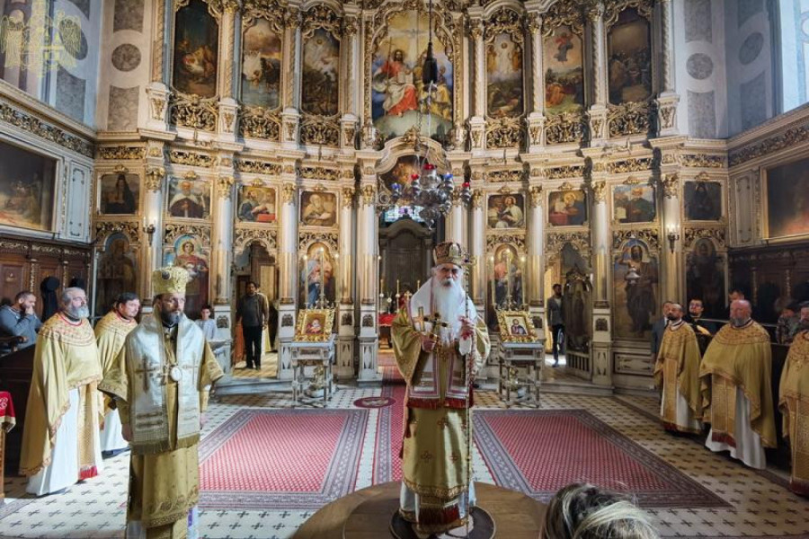 NA VELIKI PRAZNIK, VLADIKA IRINEJ PORUČIO: "Ljubav zasnovana na veri – svetlost koja osvetljava duše i vodi ka večnosti"