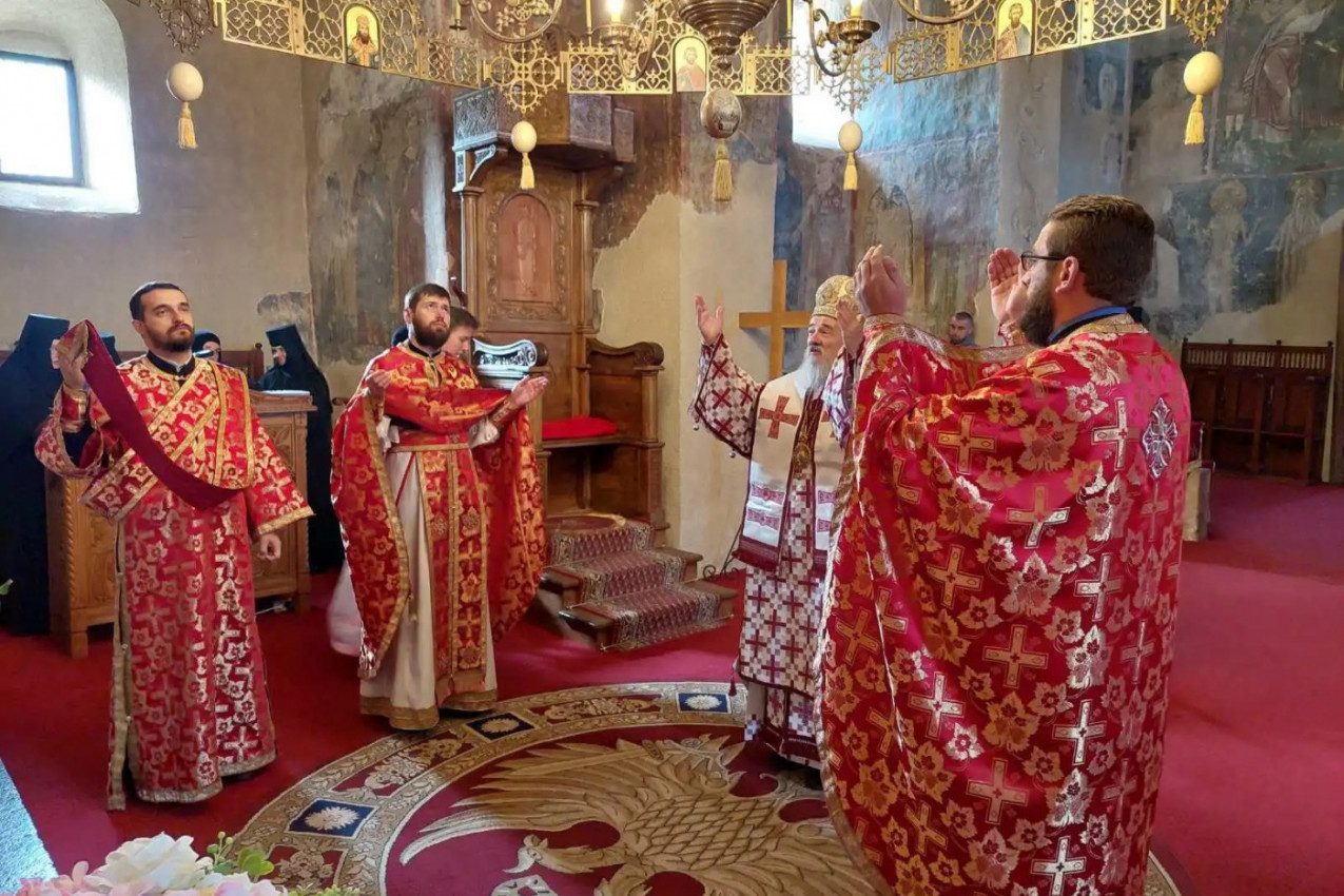 PRAZNIČNA RADOST U JEDNOJ OD NAJVEĆIH SVETINJA SRPSKOG RODA: Vladika Atanasije služio liturgiju u Mileševi na dan Svetog Luke i Svetog Petra Cetinjskog