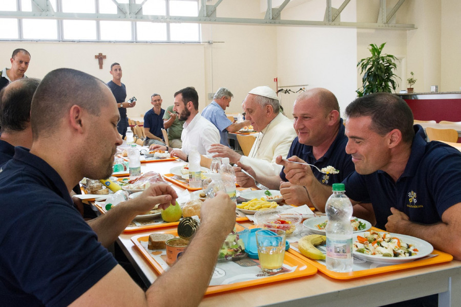 PAPA FRANJA RUČA SA 1.300 BESKUĆNIKA: Neobična proslava Svetskog dana siromaha u Vatikanu