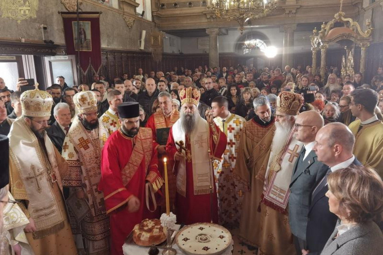 NOVI SAD OBELEŽIO SLAVU, UZ POMEN ŽRTVAMA TRAGEDIJE: Liturgiju u Sabornom hramu služio patrijarh Porfirije, uz sasluživanje crkvenih velikodostojnika iz Rusije