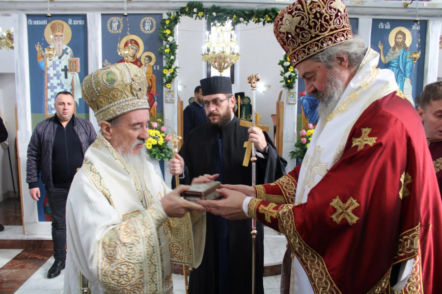 “DOBRO NAM DOŠAO, SRPSKI ZLATOUSTE”: Mošti Svetog vladike Nikolaja donele blagoslov i radost vernicima u Kolovratu i celom Polimlju