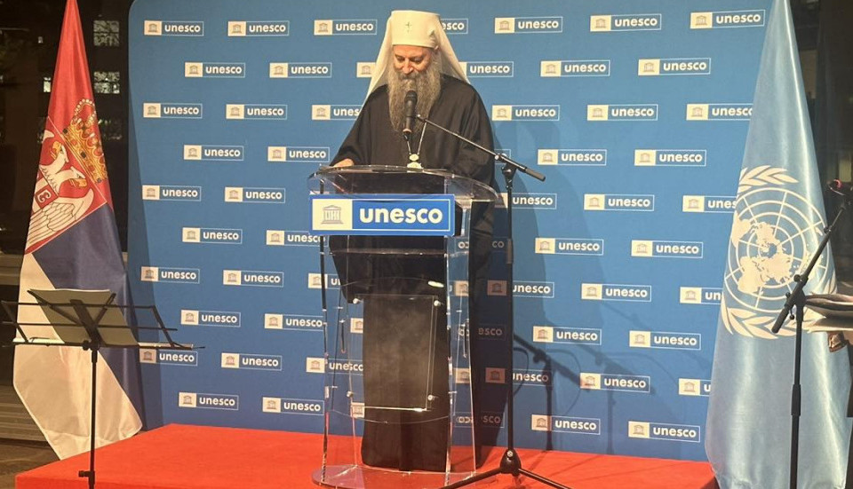 MIRIS TAMJANA SE PROŠIRIO PARIZOM: Patrijarh Porfirije u sedištu UNESCO-a otvorio izložbu o srpskim svetinjama na Kosmetu